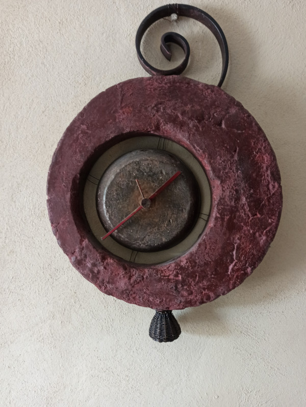 Horloge murale ronde rouge et marron_Horloge